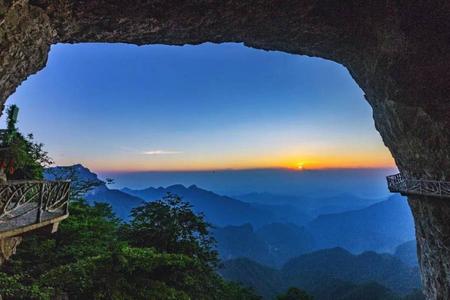 
                                                                                                重慶武隆天坑三橋、仙女山、金佛山、武陵山大裂谷、統景小三峽遊船八日
                                                                                                