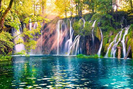 
                                                                                                【春遊克斯蒙波】十六湖國家公園、鐘乳石洞、雙子島遊船、潘朵夫購物12日
                                                                                                