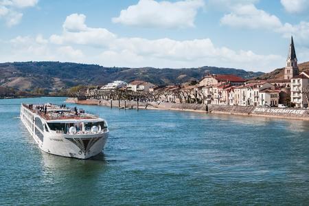 
                                                                                                【寰宇河輪假期】耀眼隆河酒鄉．夏日薰香南法浪漫小鎮12日-(凱撒琳號)
                                                                                                