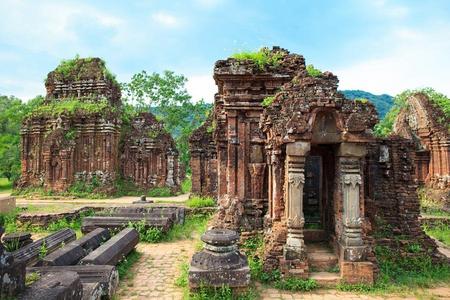 
                                                                                                長榮浪漫協奏曲․享趣峴港~巨手黃金橋、會安古董車、精彩印象秀、美山5日
                                                                                                
