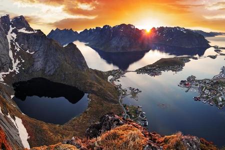 
                                                                                                【典藏北歐】羅浮敦群島、北極之門特羅姆瑟、漫步夏日島、船遊峽灣12日
                                                                                                