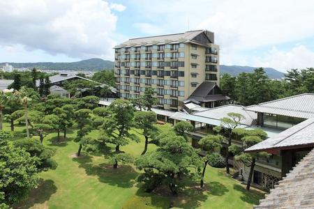 
                                                                                                【經典南九州】保住百選溫泉．仙巖園．指宿砂浴．熊襲鍋．有機黑醋美食６日
                                                                                                