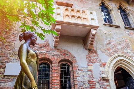 
                                                                                                【義往情深】 羅馬、比薩、天空之城、百塔之城、貢多拉遊船、購物10日
                                                                                                