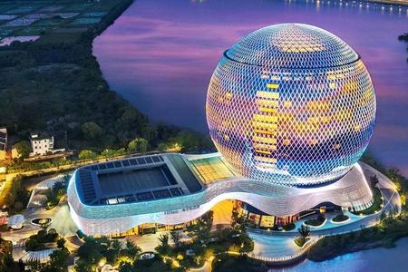 
                                                                                                潯味江南鹽官潮樂之城、黑珍珠庭院餐廳、全球超大金球南潯希爾頓酒店六日
                                                                                                