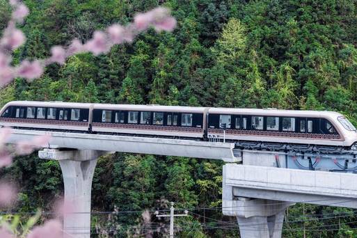 鳳凰古城磁浮列車