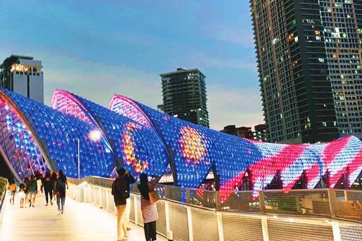 HTML 1>	Saloma Link 彩色LED 行人天橋