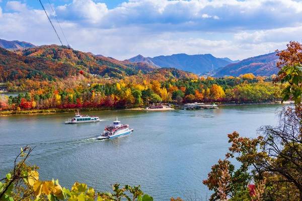 【璀璨金秋】蔚藍海景渡假村、南怡島晨靜雙楓景、韓服漫步古宮、極光道5日(一站彩妝)