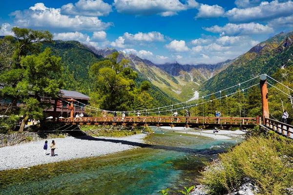 BR【雪牆之戀】立山、紫藤花季、上高地祕境、合掌村、飛驒點心、古街溫泉5日