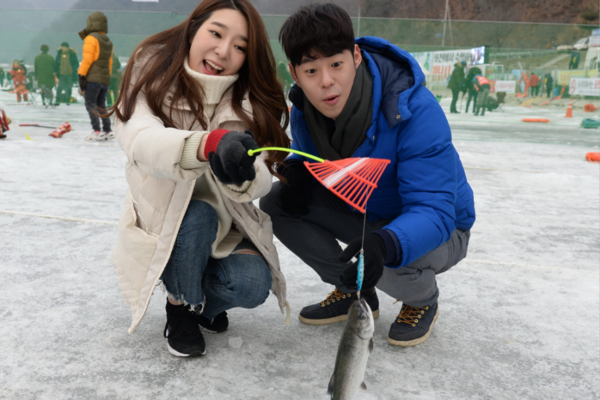 【華川鱒魚節】樂天世界、水族館、韓服遊古宮、最美圖書館、採草莓樂5日(一站彩妝) BR170