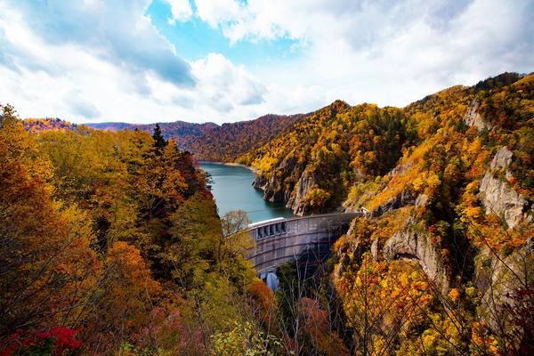 【精選北海道‧楓紅映秋水】豐平峽、有珠山、大沼湖、遊小樽、雙溫泉三大蟹-BR166
