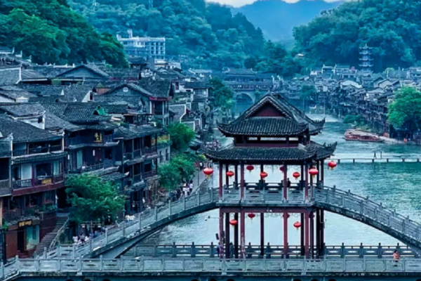 【重現張家界】酉陽桃花源、烏江畫廊遊船、鳳凰古城、武陵山大裂谷8日