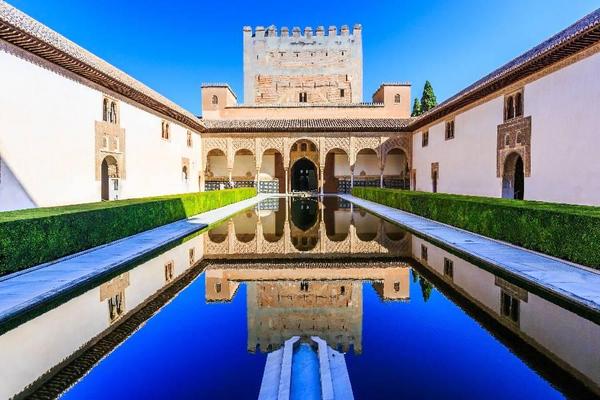 【感恩超值】西班牙、馬德里、巴塞隆納、聖家堂、 阿罕布拉宮、火車11日