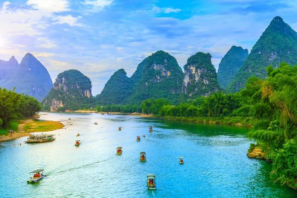 澳門大三巴、漓江船遊、竹筏漂流、龍脊梯田、銀子岩、悅榕莊兩晚雙秀六日