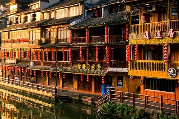 【超值張家界】五星喜來登、豪華海鮮自助餐、魅力湘西秀超級VIP席八日(早早)