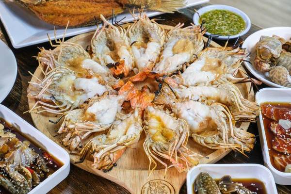 【饗食清邁無購物】泰國蝦吃到飽、湄登大象營、翠峰茶園、清萊三色廟6日