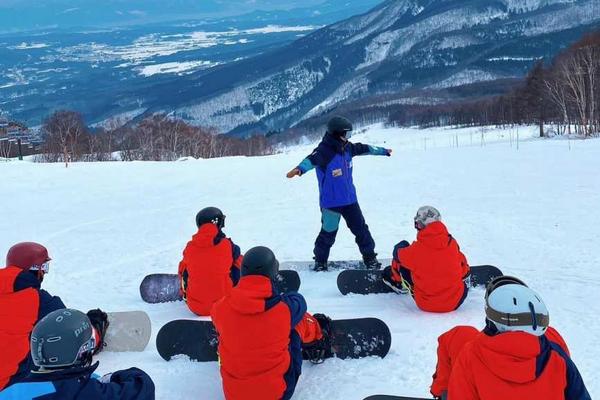 【日本】北海道滑雪｜札幌手稻雪場・中文教學｜單板／雙板一日遊（含滑雪裝備、接駁巴士、中文滑雪教練）