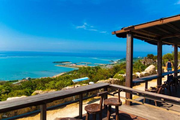 【日本】沖繩南部一日遊｜絕景知念岬、壯麗NIRAIKANAI大橋、超人氣咖啡廳Cafe薑黃花、沖繩世界文化王國、系滿海鮮市場、瀨長島、Outlets購物中心｜中文導遊