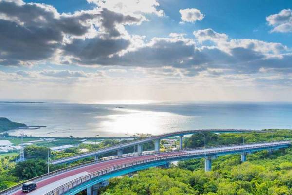 【日本】１人成行☄沖繩南部一日遊｜絕景知念岬、壯麗NIRAIKANAI大橋、沖繩世界文化王國、系滿海鮮市場、瀨長島、Outlets購物中心｜中文導遊