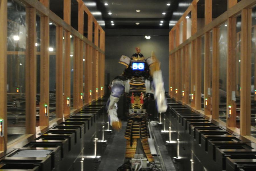 潮遊泰國.丹能莎朵。機器人餐廳‧頂樓夜店餐廳五日