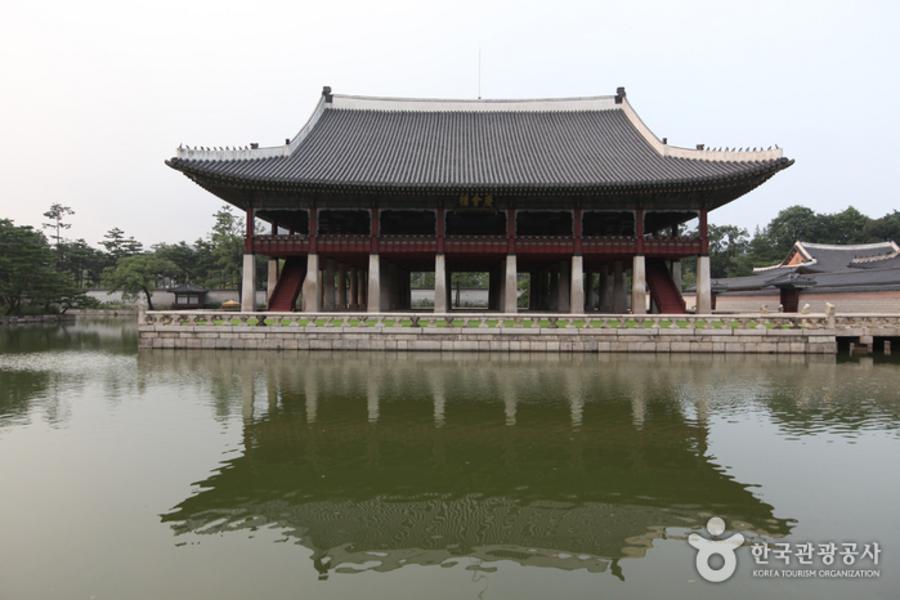 韓雪紛飛(不走人蔘+二晚首爾鬧區飯店)~ 雪場滑雪、愛寶樂園、景福宮、葡萄酒莊、普羅旺斯村莊、泰迪熊博物館、塗鴉秀五日-CI