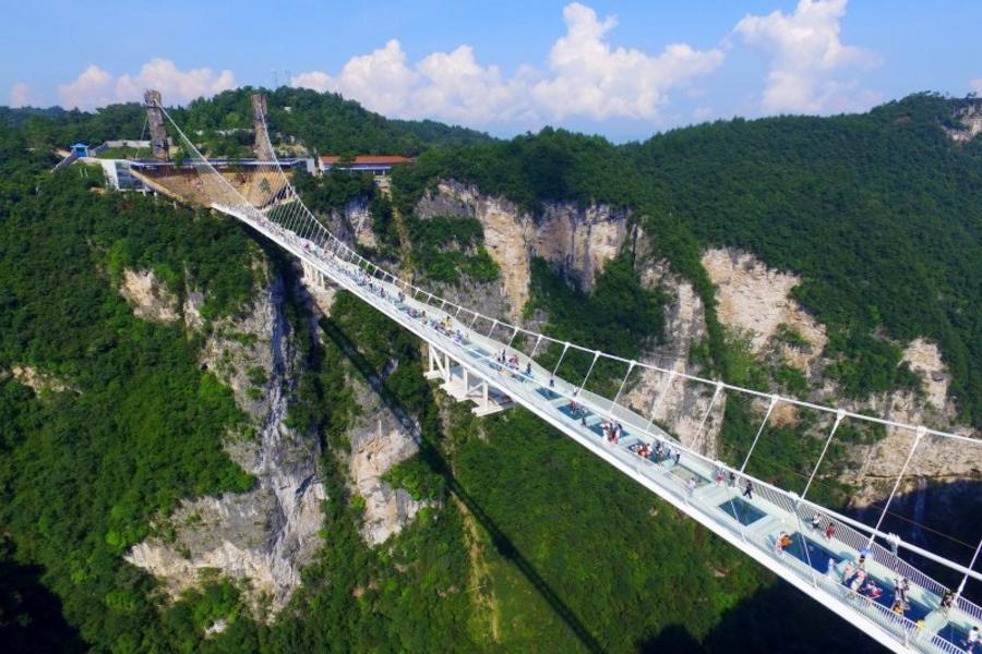 皇品神州~張家界鳳凰古城天門山雙秀饗宴8日【雲天渡玻璃橋.景區最新皇冠假日.三排椅WIFI車】