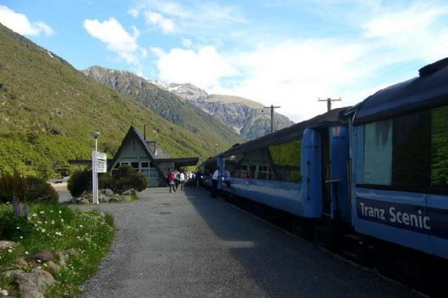 《皇后鎮住宿2晚》愛旅行 紐西蘭南北島 高山景觀火車 冰河步道 峽灣 螢火蟲十日(雙點進出,含小費)CHC/AKL