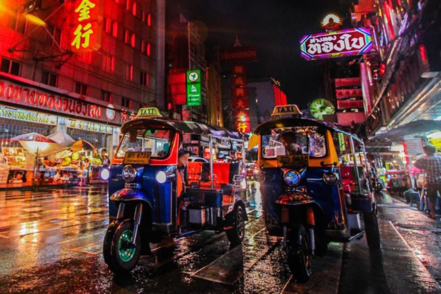 潮曼谷。嘟嘟車遊老曼谷。搖滾自助餐。入住一晚潮牌酒店六日 《含稅》