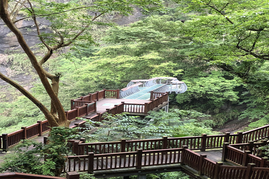 《東南賓士車》青蛙石步道.合興車站、愛情故事館.內灣老街、吊橋.湖口好客文創園區 一日任逍遙