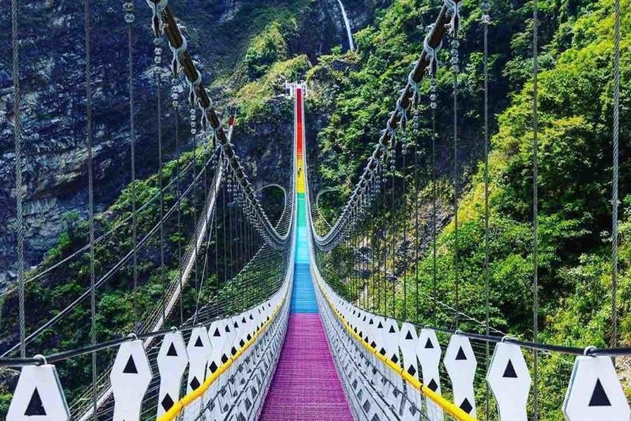 南投雙龍瀑布七彩吊橋‧清境埔里‧日月潭湖光山色三日遊