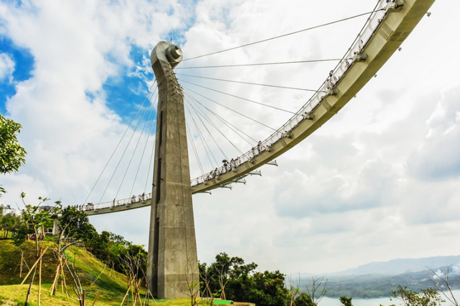 【超值精選】高雄佛陀紀念館、崗山之眼天空廊道、港都南台灣悠遊二日