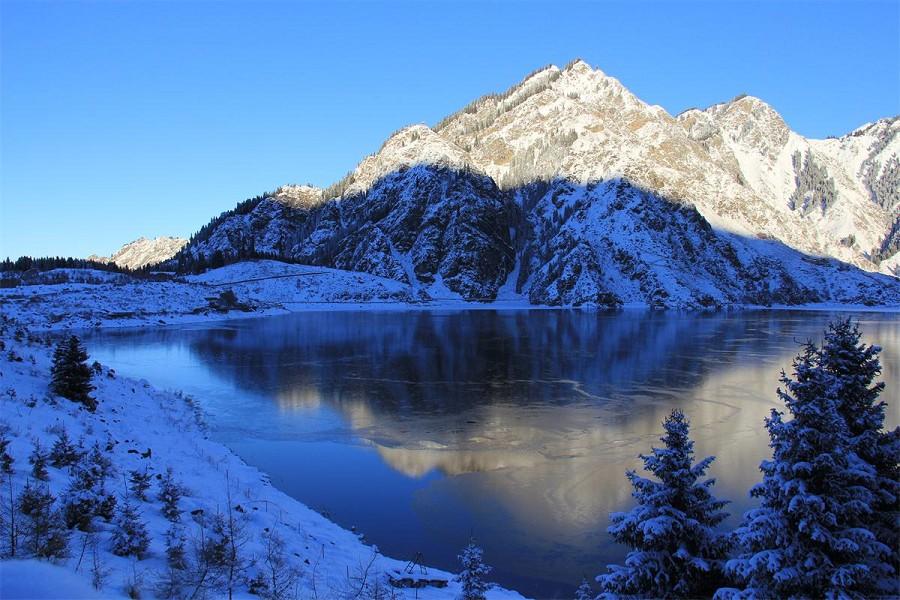 東方假期PAK～空中大絲路新疆天池甘肅河西走廊莫高窟嘉峪關五彩山8天