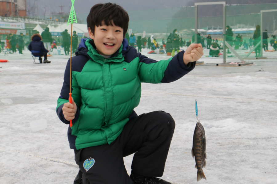 【華川鱒魚冰雪節】五星希爾頓2晚.釣鱒魚.變裝遊古宮.採果樂.首爾塔