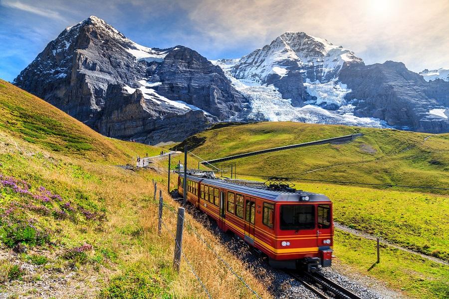 【賺很大】瑞士經典三大名峰、秘境藍湖、雙景觀列車、蒙投五星飯店10日