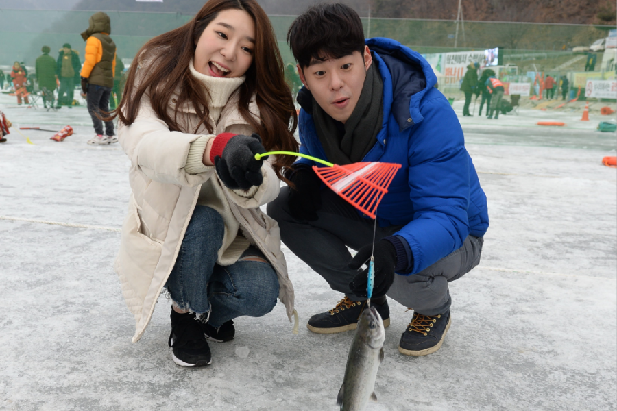 【華川鱒魚節】樂天世界、水族館、韓服遊古宮、最美圖書館、採草莓樂5日