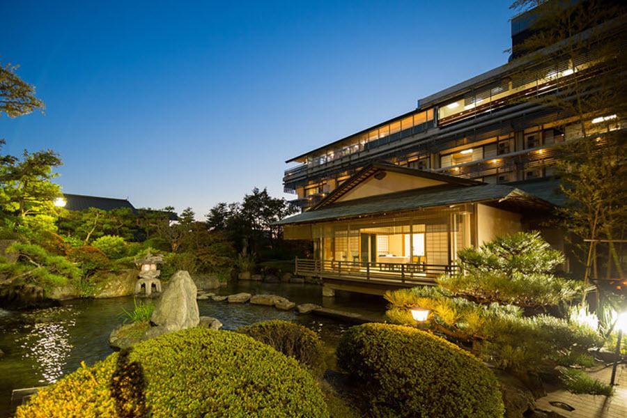 【馬躍豐年、典藏小松】百選溫泉×五星名宿、米其林美饌名景、北陸古韻5日