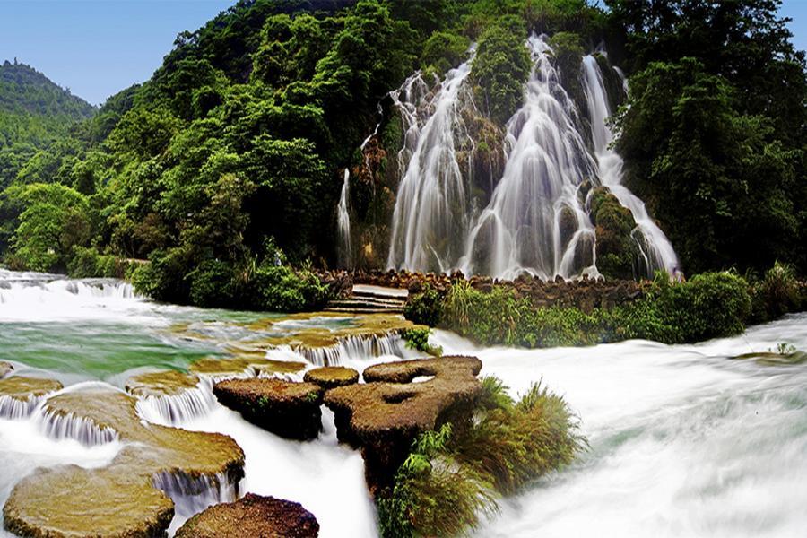 【亮荔貴州】大小七孔、烏江寨、織金洞、黃果樹、鎮遠古鎮、苗服體驗8日