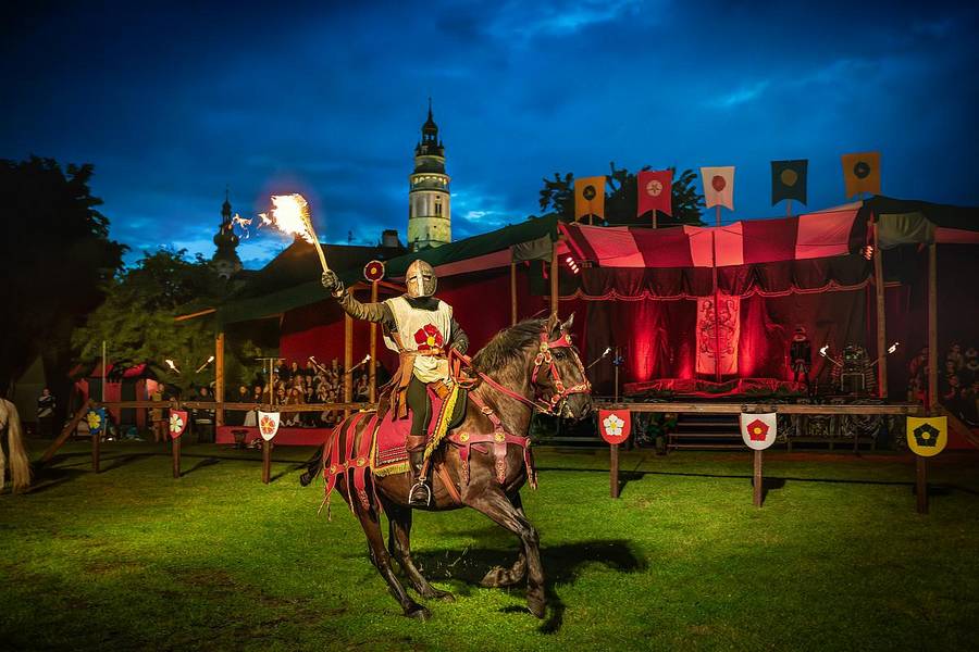 榮耀奧捷~期間限定五瓣玫瑰節、熊布朗宮、一晚溫泉、變裝晚宴11天