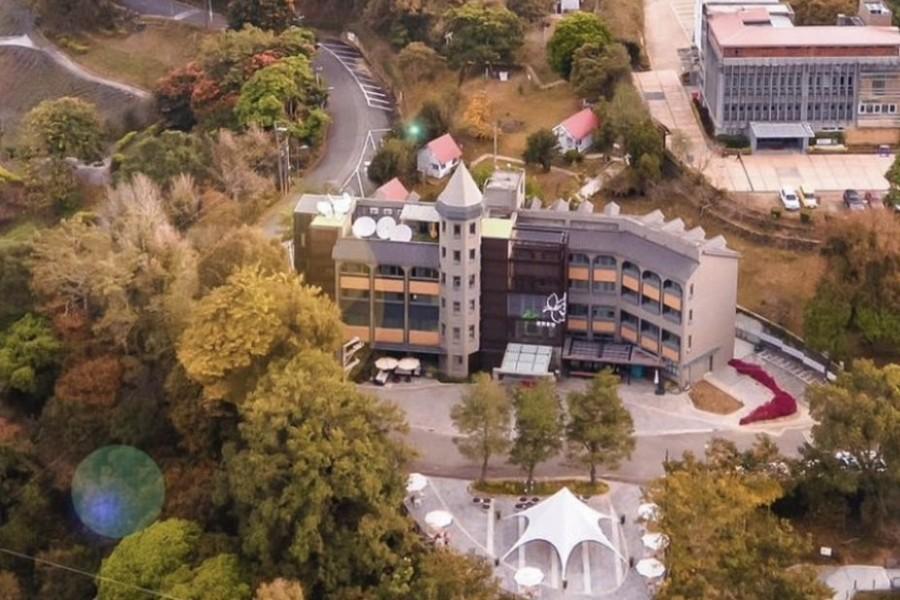 【東勢林場楓紅層層】森林會館一泊二食、明德水庫唯美湖中島、鮮採柑橘二日