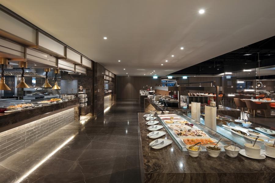 【悅市集異國瘋美食】新北歡樂耶誕城、希爾頓自助晚餐、板橋凱撒 二日