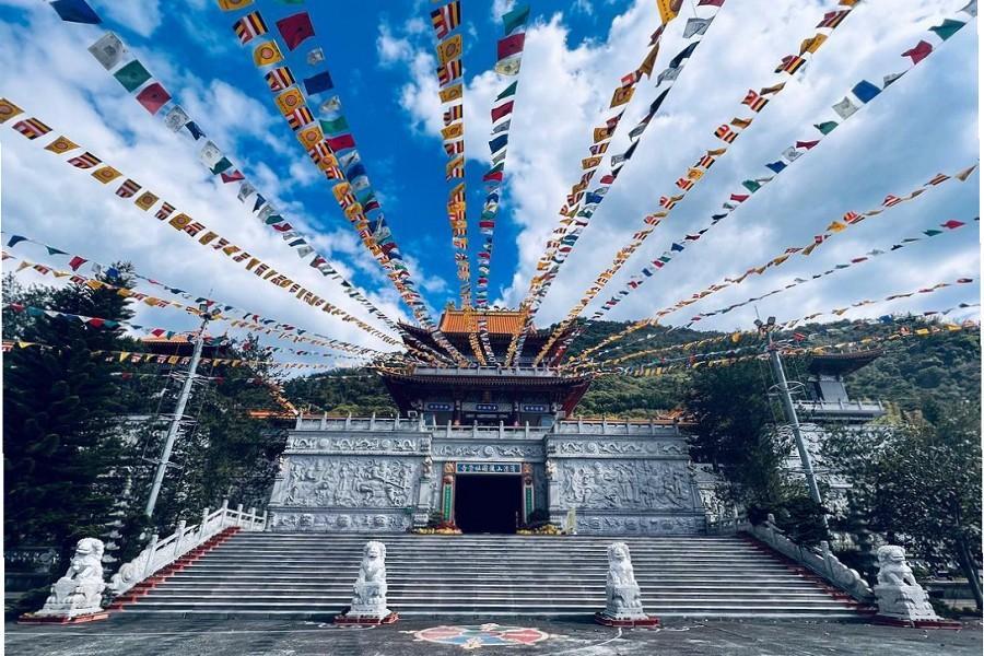 【高雄舒心旅程】宮殿式景泰藍牆～妙崇寺、百年歷史紫竹寺、旗山老街 一日