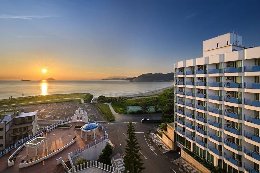 賞萬坪夢幻繡球花海、萌噠噠水豚君岩、入住群策翡翠灣溫泉飯店海景房二日遊