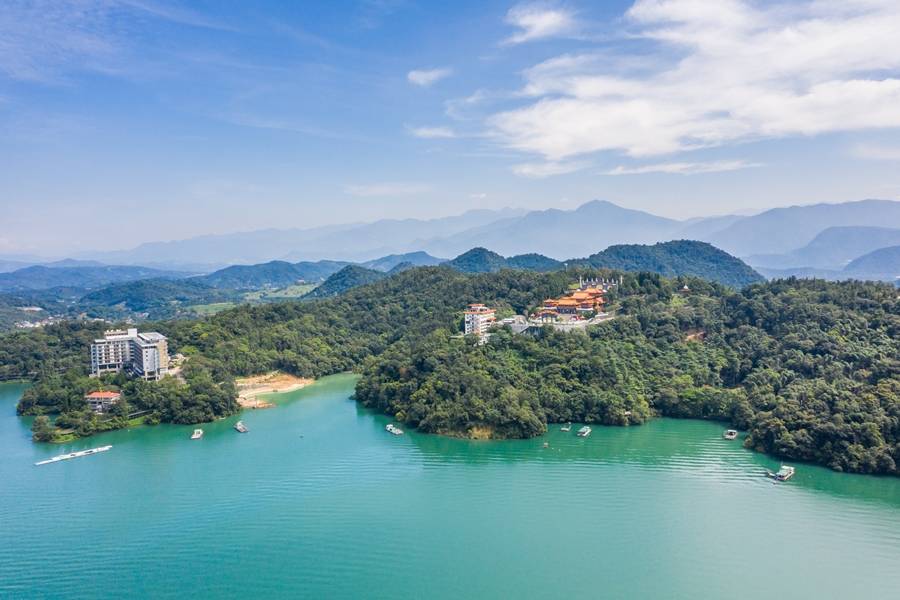 苗栗銅鑼茶香、日月潭阿里山、大鵬灣海上教堂、東港王船文化、華僑市場三日