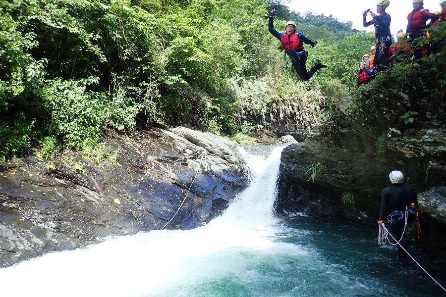 【微旅行到府接送】屏東溯溪好好玩、瑪家鄉牛角灣溪、鬼斧神工水蝕奇景1日