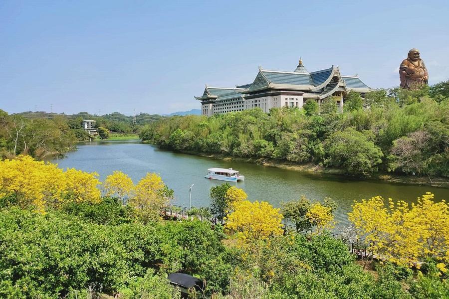 
                                                                                                        峨眉湖畔黃金風鈴木、牛欄河畔古典東安古橋、遠眺青銅大佛、客庄美食一日
                                                                                                        