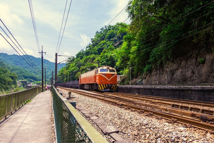 
                                                                                                        最美山城鐵道、三貂嶺生態隧道、平溪小鎮、十分瀑布、靜安吊橋一日遊
                                                                                                        
