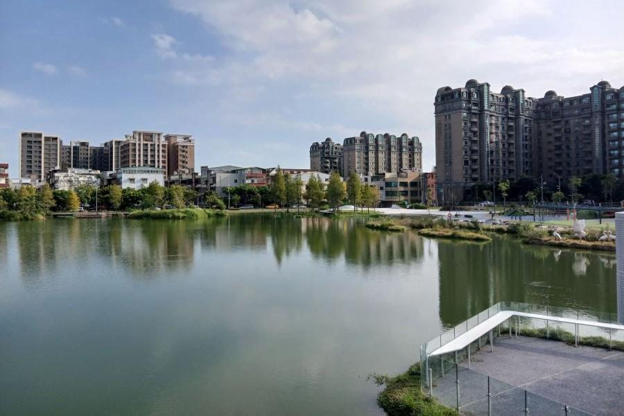 
                                                                        新竹茶花迎風搖曳、華興池波光粼粼、五指山一線天幽靜一日
                                                                        