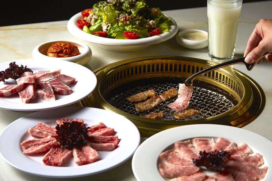 【屋馬燒肉美食團】屋馬精緻燒肉、紙捲麵DIY、農場採果、大毅老爺 二日