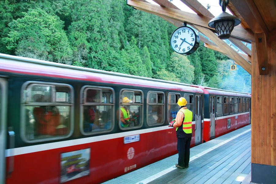 
                                                                                                        【阿里山森鐵】苗栗天空之城、日月潭搭船遊湖、奮起湖馥御花園美食三日
                                                                                                        