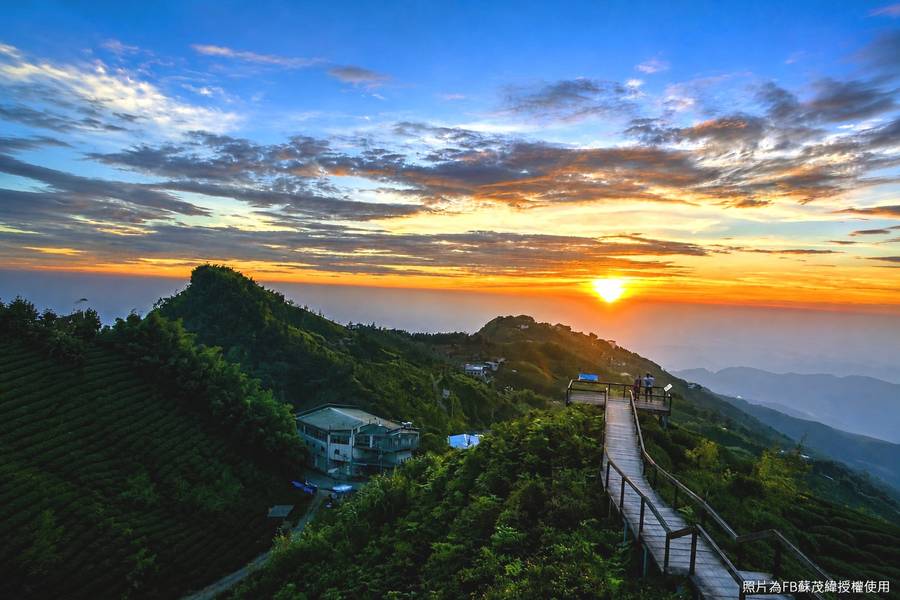 
                                                                        山光夕色夜訪溪頭｜大崙山絕美夕陽．夜觀森林．扇形車庫．孟宗山莊二日
                                                                        