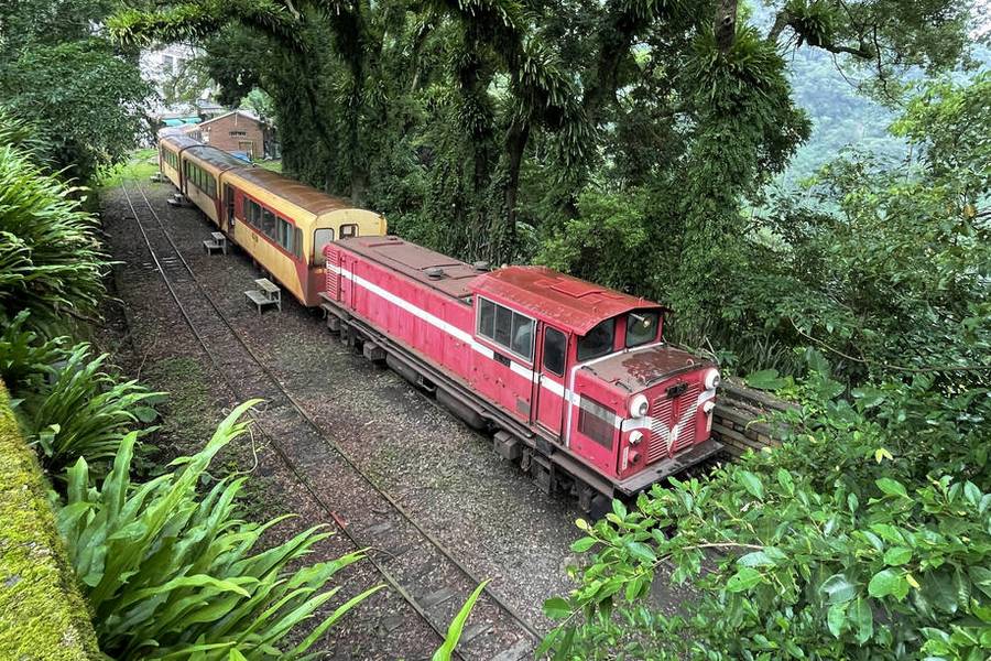 
                                                                        【高鐵嘉義假期】嘉義阿里山小火車．觀日出．奮起湖二日精緻遊
                                                                        